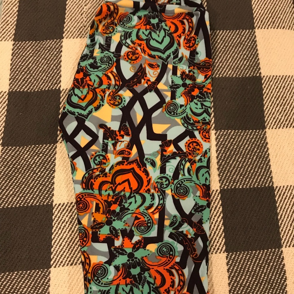 NEVER WORN LuLaRoe OS leggings